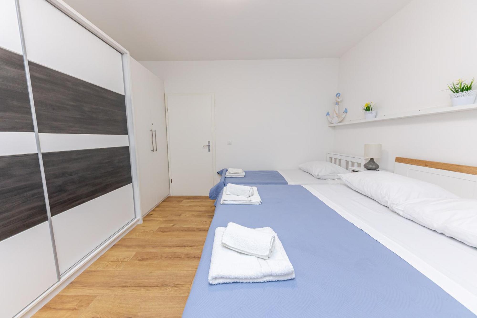 House Niko M With 6 Apartments Split Exterior photo
