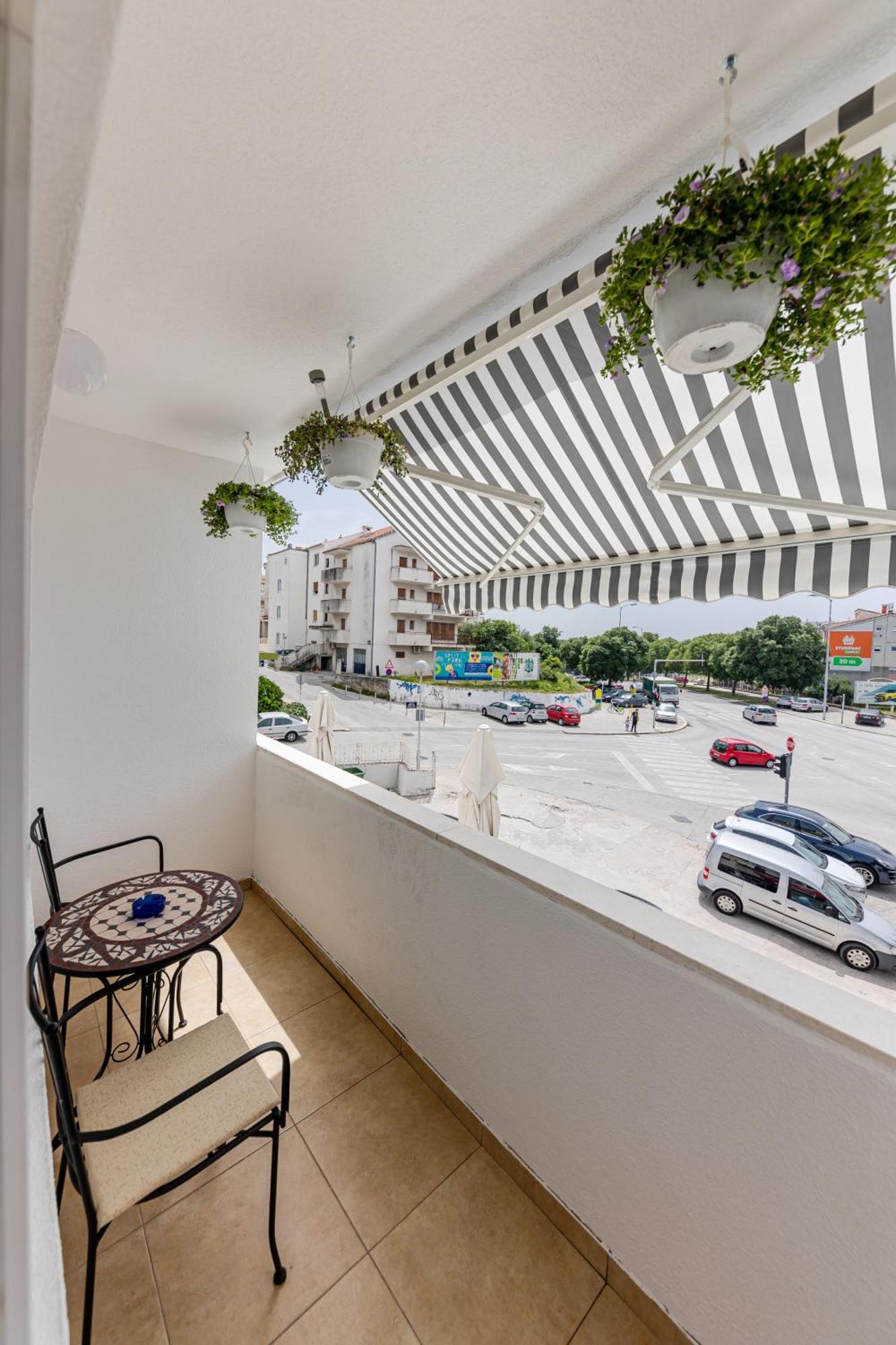 House Niko M With 6 Apartments Split Exterior photo