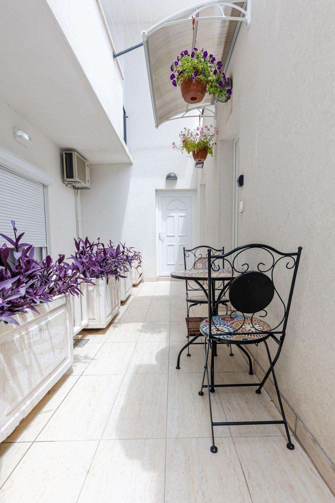 House Niko M With 6 Apartments Split Exterior photo