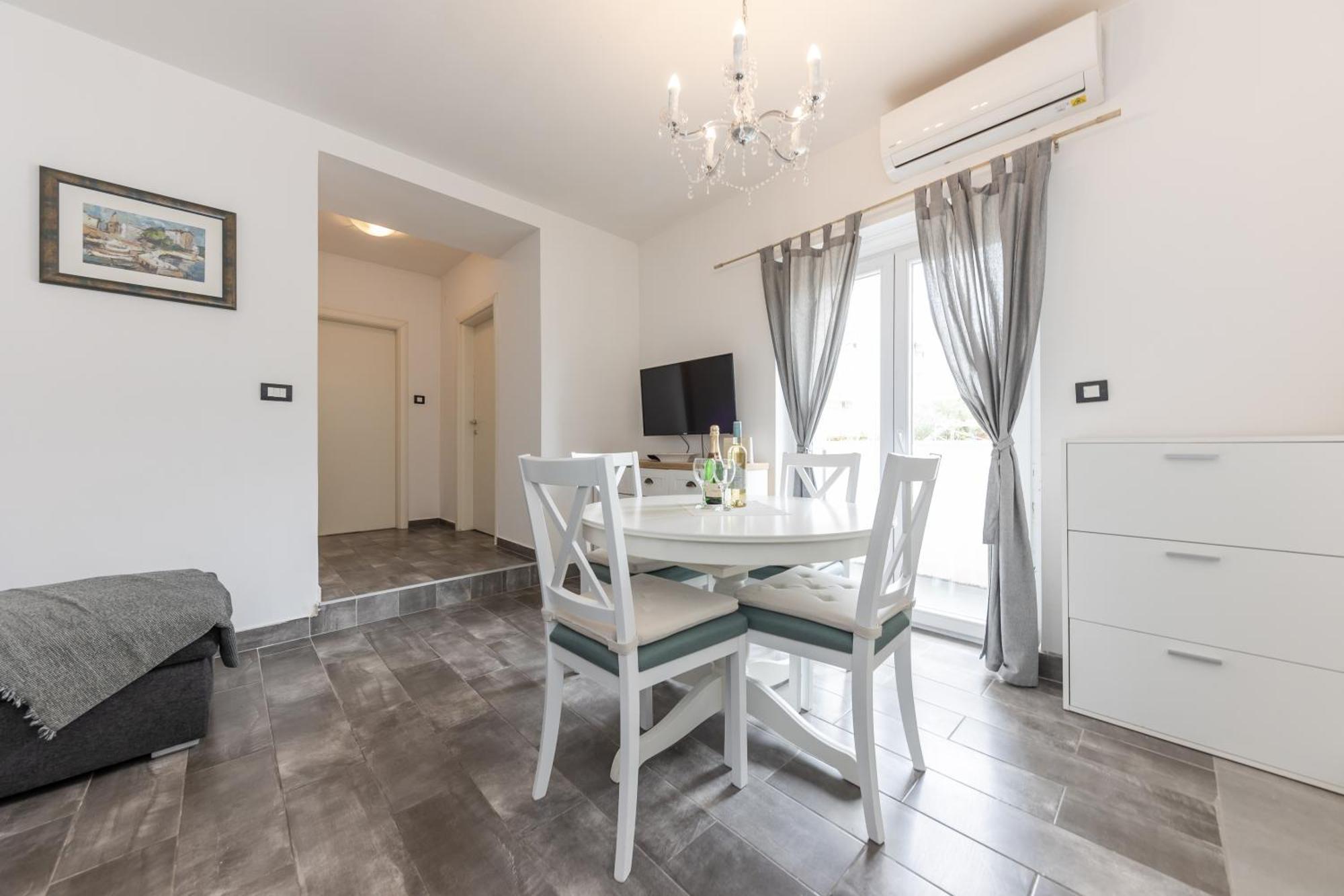 House Niko M With 6 Apartments Split Exterior photo
